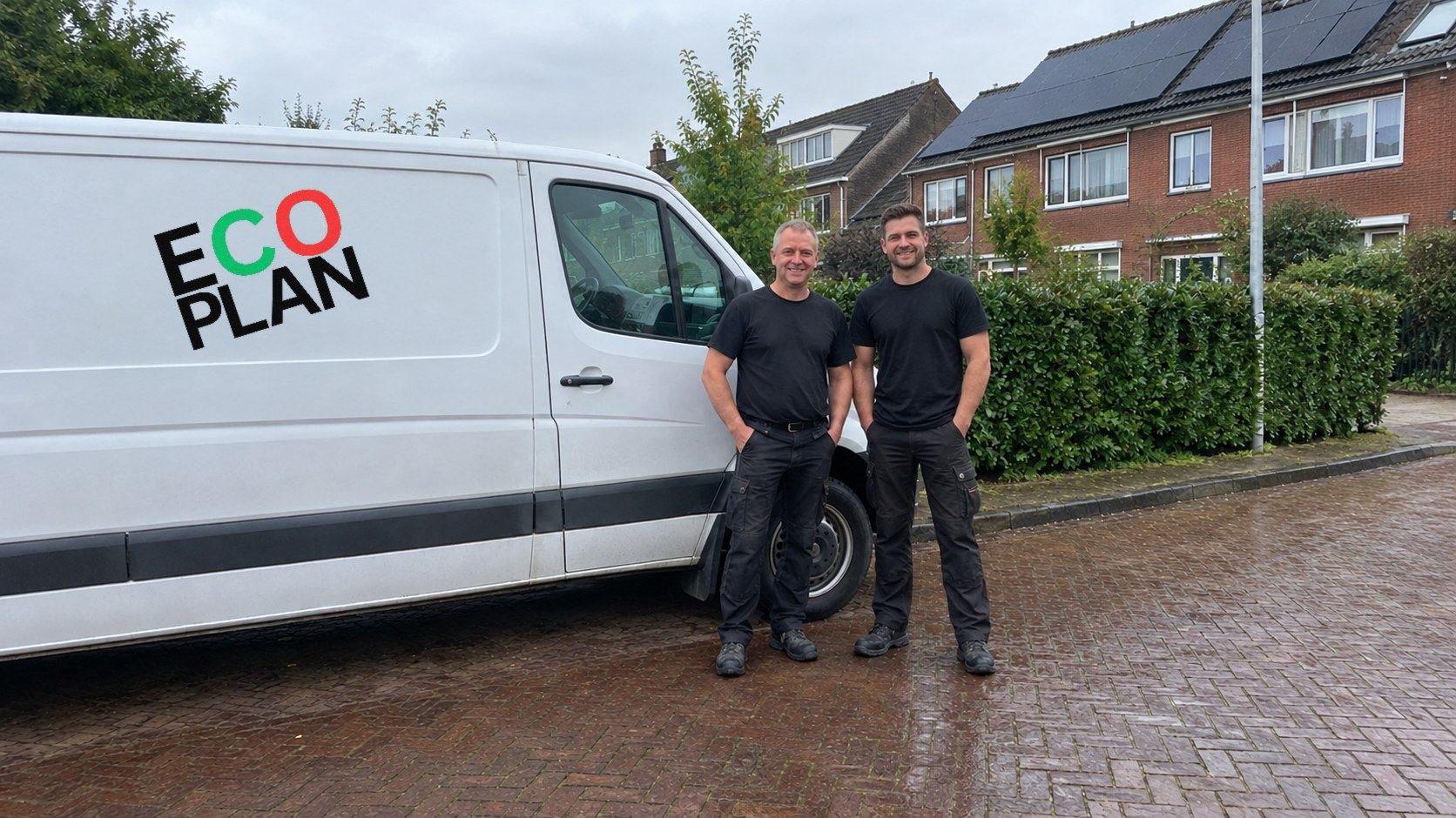 Twee installateurs voor een Eco Plan-bus